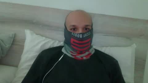 Scarf guy online show from 12/18/24, 03:11
