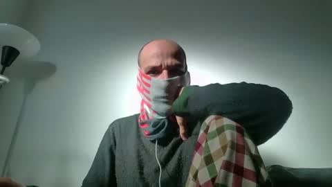 Scarf guy online show from 03/12/25, 08:41