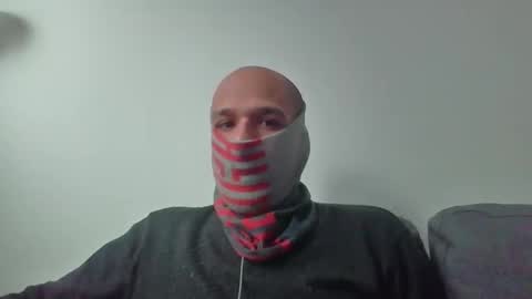 Scarf guy online show from 11/04/25, 08:57