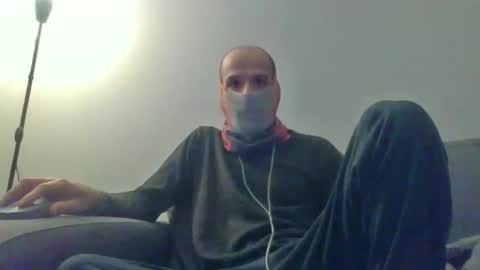 Scarf guy online show from 11/11/25, 07:19