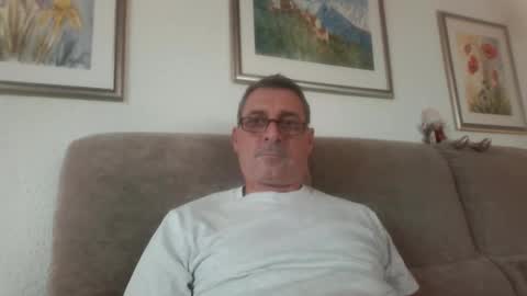 Snapshot of thhe13 chatting on 01/01/25, 01:27 thhe13 online show from 01/01/25, 01:27
