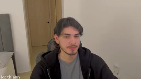 Snapshot of thiaan__ chatting on 10/19/25, 01:06 thiaan__ online show from 10/19/25, 01:06
