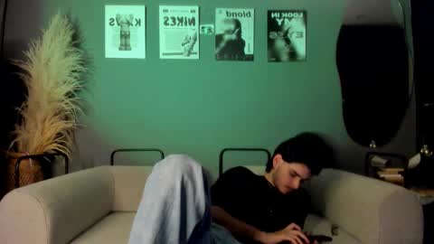 Snapshot of thiaan__ chatting on 11/01/25, 12:01 thiaan__ online show from 11/01/25, 12:01