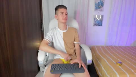 Snapshot of thiago_james69 chatting on 09/21/25, 12:45 Manuel online show from 09/21/25, 12:45