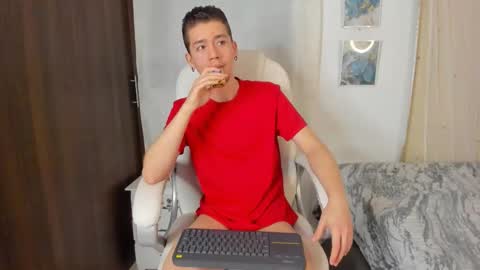 Snapshot of thiago_james69 chatting on 10/08/25, 11:13 Manuel online show from 10/08/25, 11:13