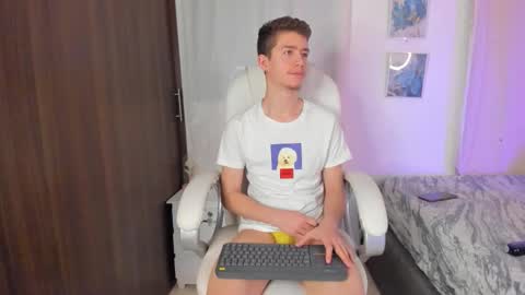 Snapshot of thiago_james69 chatting on 10/13/25, 02:11 Manuel online show from 10/13/25, 02:11