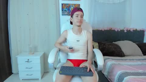 Snapshot of thiago_james69 chatting on 11/18/25, 01:11 Manuel online show from 11/18/25, 01:11