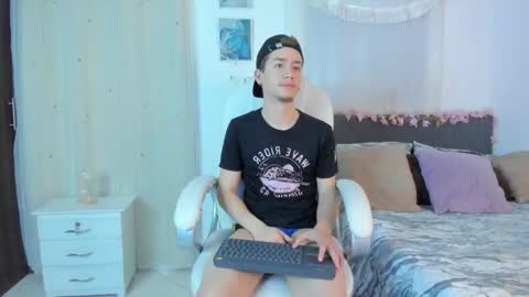 Snapshot of thiago_james69 chatting on 11/28/25, 02:36 Manuel online show from 11/28/25, 02:36