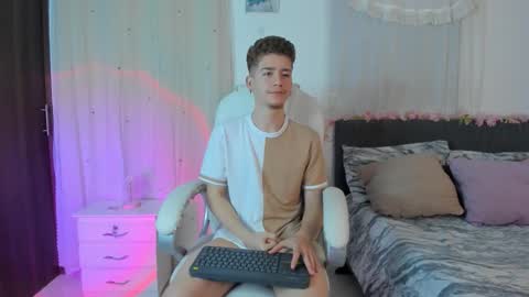 Snapshot of thiago_james69 chatting on 12/16/25, 05:56 Manuel online show from 12/16/25, 05:56