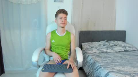 Snapshot of thiago_james69 chatting on 12/18/25, 02:06 Manuel online show from 12/18/25, 02:06