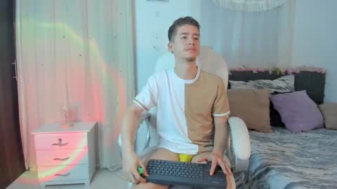 Snapshot of thiago_james69 chatting on 12/19/25, 04:52 Manuel online show from 12/19/25, 04:52