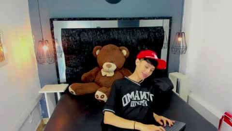 Snapshot of thiago_twink38 chatting on 06/25/26, 05:45 thiago_twink38 online show from 06/25/26, 05:45