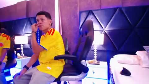 Snapshot of thiagoferrer_ chatting on 06/18/26, 05:19 T H I A G O online show from 06/18/26, 05:19