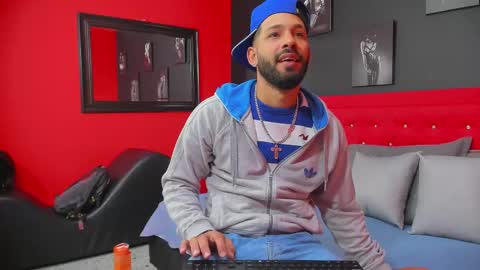 Snapshot of thiagomez17 chatting on 02/25/25, 12:24 Thia Gomez online show from 02/25/25, 12:24