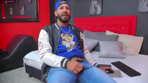 Snapshot of thiagomez17 chatting on 03/03/25, 12:27 Thia Gomez online show from 03/03/25, 12:27