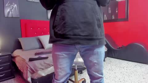 Snapshot of thiagomez17 chatting on 10/18/25, 12:39 Thia Gomez online show from 10/18/25, 12:39