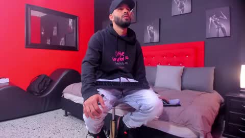 Snapshot of thiagomez17 chatting on 10/25/25, 12:23 Thia Gomez online show from 10/25/25, 12:23