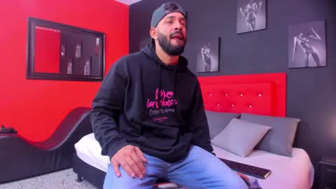 Snapshot of thiagomez17 chatting on 10/27/25, 12:20 Thia Gomez online show from 10/27/25, 12:20