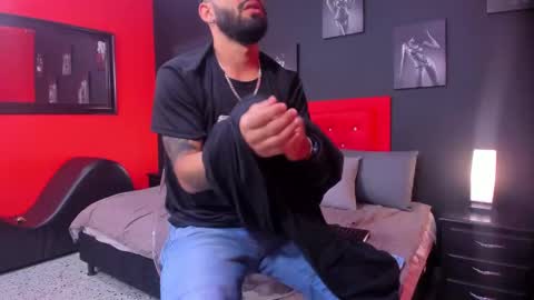 Snapshot of thiagomez17 chatting on 10/30/25, 12:17 Thia Gomez online show from 10/30/25, 12:17