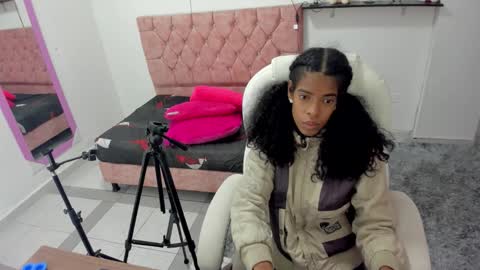 thianahorny online show from 12/19/25, 10:44