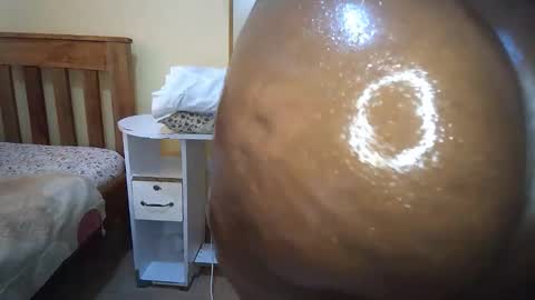 Snapshot of thiccyra90920 chatting on 09/29/25, 01:05 thickiana online show from 09/29/25, 01:05