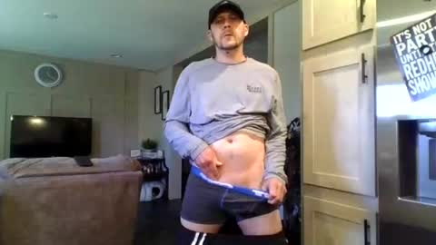 Snapshot of thick_dick11 chatting on 05/12/26, 03:20 Val online show from 05/12/26, 03:20