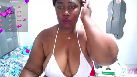 Snapshot of thickebonymilf chatting on 06/19/26, 02:10 XIOMARA online show from 06/19/26, 02:10