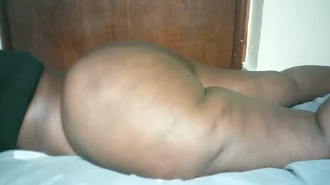 Snapshot of thickybabe_05 chatting on 01/28/25, 12:00 thickybabe_05 online show from 01/28/25, 12:00