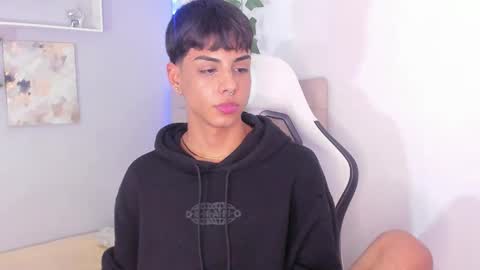 Snapshot of thomas_wild chatting on 09/11/25, 04:34 Thomas online show from 09/11/25, 04:34