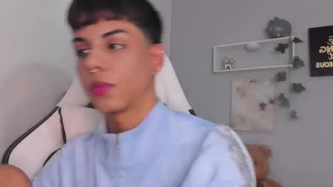 Snapshot of thomas_wild chatting on 11/15/25, 03:26 Thomas online show from 11/15/25, 03:26