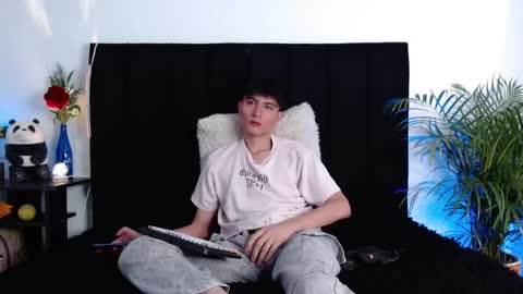 Snapshot of thomasbennett_ chatting on 10/25/25, 12:45 thomasbennett  online show from 10/25/25, 12:45