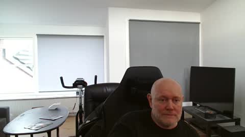 thomash32 online show from 10/16/25, 07:31