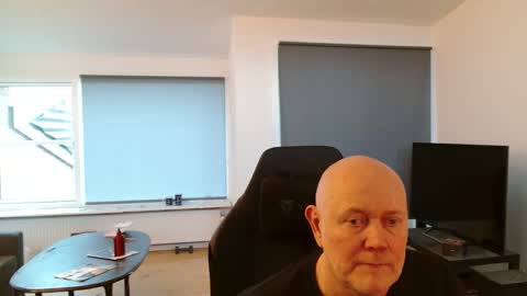 thomash32 online show from 10/28/25, 03:04