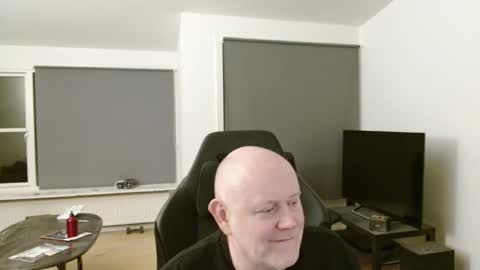 thomash32 online show from 10/31/25, 10:44