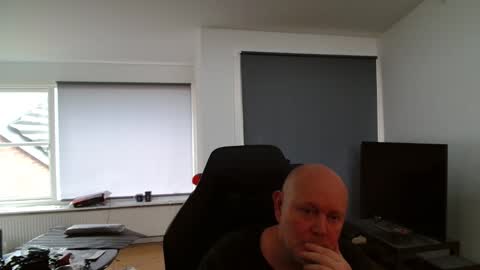 thomash32 online show from 11/29/25, 12:41