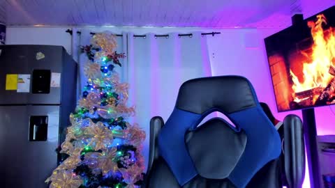 Snapshot of thomklein chatting on 12/17/24, 07:59 Thom Klein online show from 12/17/24, 07:59