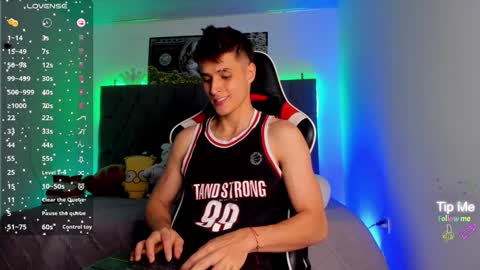 Snapshot of thomklein chatting on 01/08/25, 07:03 Thom Klein online show from 01/08/25, 07:03