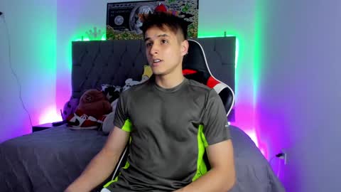 Snapshot of thomklein chatting on 01/28/25, 07:00 Thom Klein online show from 01/28/25, 07:00