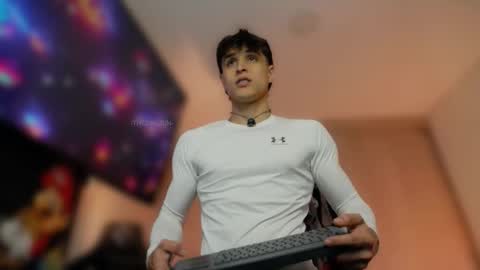 Snapshot of thomklein chatting on 10/15/25, 07:47 Thom Klein online show from 10/15/25, 07:47