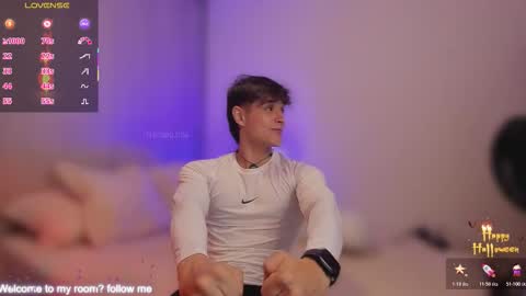 Snapshot of thomklein chatting on 10/22/25, 07:35 Thom Klein online show from 10/22/25, 07:35