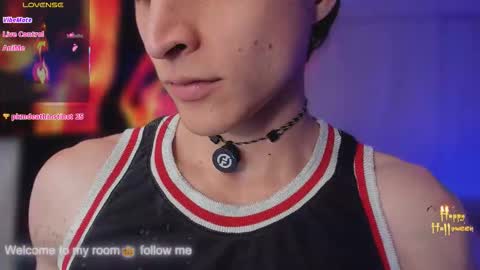 Snapshot of thomklein chatting on 10/23/25, 07:34 Thom Klein online show from 10/23/25, 07:34