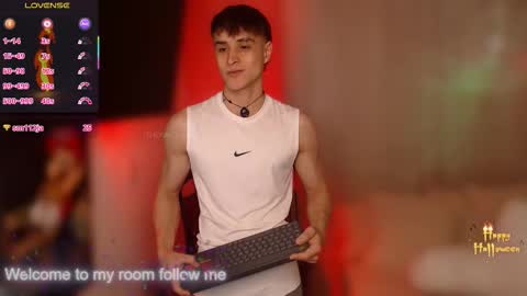 Snapshot of thomklein chatting on 10/24/25, 07:43 Thom Klein online show from 10/24/25, 07:43