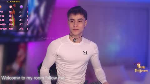 Snapshot of thomklein chatting on 10/25/25, 10:12 Thom Klein online show from 10/25/25, 10:12