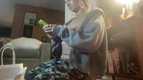 Snapshot of throatygoat chatting on 12/09/24, 01:07 throat goat online show from 12/09/24, 01:07