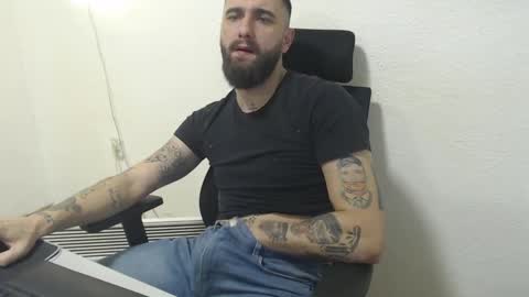 Snapshot of thug__ chatting on 12/02/24, 12:41 HugeJuicy online show from 12/02/24, 12:41