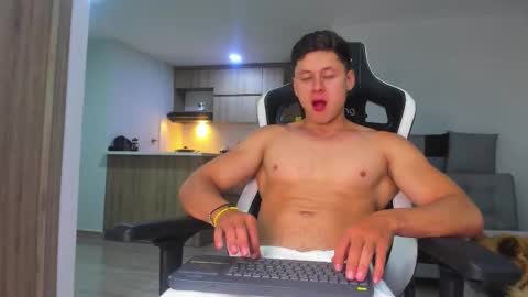 Snapshot of tiago_goez chatting on 09/25/25, 01:31 santiago online show from 09/25/25, 01:31