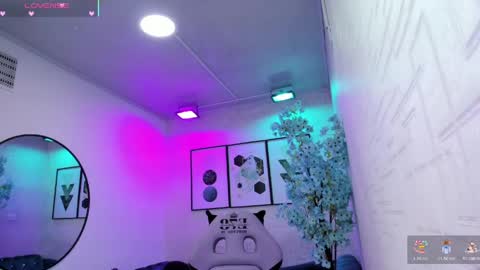 Tiara  online show from 04/18/26, 03:43