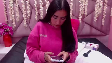 Snapshot of tiffani_hott_ chatting on 01/26/25, 02:24 TIFANI online show from 01/26/25, 02:24