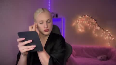 Snapshot of tiffany2005 chatting on 10/28/25, 10:08 Amira online show from 10/28/25, 10:08