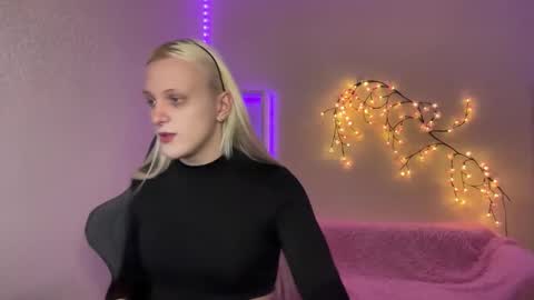 Amira online show from 11/17/25, 09:04